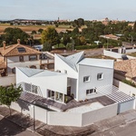 Najdete jej na okraji města Ciudad Real, v klidné rezidenční čtvrti, kde se venkov setkává s městem, v části La Mancha. Mezi ostatními rodinnými domy je k nepřehlédnutí. Už proto, že jako jeden z nich vůbec nevypadá. Foto: OOIIO/josefotoinmo