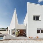 A z toho už vychází podoba rodinného domu. Jeho jednoduchý tvar a architektura je kombinací svislých linií bílého válce s diagonálami jeho charakteristických lopatek a šikmé střechy. Foto: OOIIO/josefotoinmo