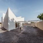 Jejich Albania House chce být abstrakcí toho všeho. Stejně jako Dalí viděl lidské tváře na skalách pobřeží svého rodného města Cadaqués, chtěli oni navrhnout větrné mlýny v rodinném domě. Foto: OOIIO/josefotoinmo