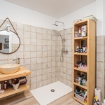 A samozřejmě dodržující i limity do omezeného rozpočtu. Se zapracováním jednoduchých materiálů a rychlými stavebními technikami. Foto: OOIIO/josefotoinmo