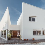 Mezi oběma kusy pak architekti vytvořili vstupní halu podobnou tradičním „zagüanes“, uvítací místnosti, které jsou rovněž přímo vyvozeny z místní lidové architektury. Foto: OOIIO/josefotoinmo