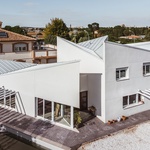 Zní to divoce, divoce to také vypadá. V praxi to ale obnáší, že architektonický projekt tímto přístupem objevuje jinou realitu. Originalitu a překvapení v probouzení nových pocitů. Foto: OOIIO/josefotoinmo