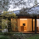 Na Dom MP_II je hezké, že i když ve svém pojetí těží z principů japonského architektonického minimalismu, nevyjadřuje, že by tu něčeho bylo „málo“ nebo v „nedostatku“. Foto: Nate Cook