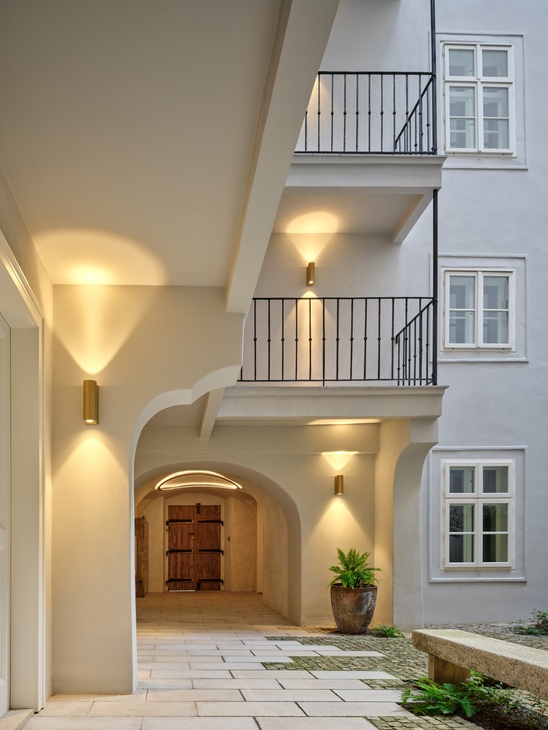 Průhled na vstup, večerní osvětlení. Foto: BoysPlayNice