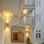 Průhled na vstup, večerní osvětlení. Foto: BoysPlayNice