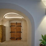 Detail vstupu, večerní osvětlení. Foto: BoysPlayNice