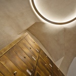 Detail vstupu, večerní osvětlení. Foto: BoysPlayNice