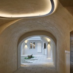 Detail vstupu, večerní osvětlení. Foto: BoysPlayNice