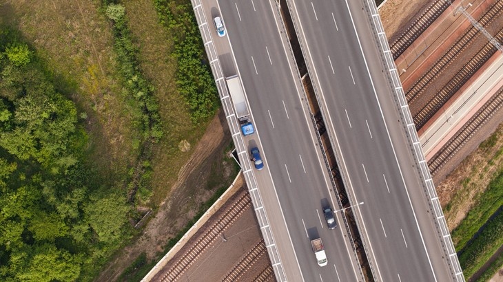 K vyvlastnění se přikračuje často z důvodu výstavby dopravní či technické infrastruktury. Zdroj: Adobestock – Mariusz Szczygie