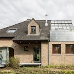 Farma, co není farma. Rekonstrukce posunula obydlí hliněnou stěnou, kamny a zimní zahradou. Foto: Tim Van De Velde