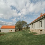 Modernizace zpravidla odstraňuje a mění. Tady si prostřednictvím projektu si obě stavby zachovávají svůj původní objem a materiálnost ve snaze zachovat tento archetyp tradiční domácnosti. Foto: YWP.Studio