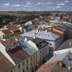 Fasáda, pohled východní, letecký. Foto: Filip Šlapal