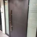 Hörmann - vstupní dveře pro bytové domy s nerezovým madlem