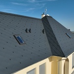 Odvětrávací komínky na střeše SATJAM Rombo Metalic. Zdroj: SATJAM s.r.o.