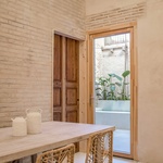 V přízemním apartmánu je umístěn centrální dvůr, který přináší světlo do vnitřních prostor. Přivrácení obytných místností směrem do dvora zajišťuje kvalitní přirozené větrání. Foto: Jorge Peiró