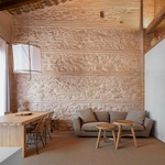 Architekti z Homu Arquitectos zachovali původní objem stavby a obnovili fasádu, příslušně v souladu s ochranou celé památkové zóny. Historii zvenčí zachovali oživenou, netknutou. Foto: Jorge Peiró
