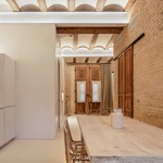 Architekti zvolili kombinaci železobetonových stropů a nových dřevěných prvků pro dosažení rovnováhy mezi stabilitou a přirozeným charakterem materiálů. Foto: Jorge Peiró