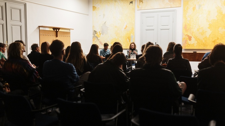 Fotografie z doprovodné diskuze s ekologem a krajinným inženýrem Vilémem Jurkem v rámci putovní výstavy Hřbitov bez hrobů; pietní biocentrum? v Brně (Foto: Jakub Gaňa)
