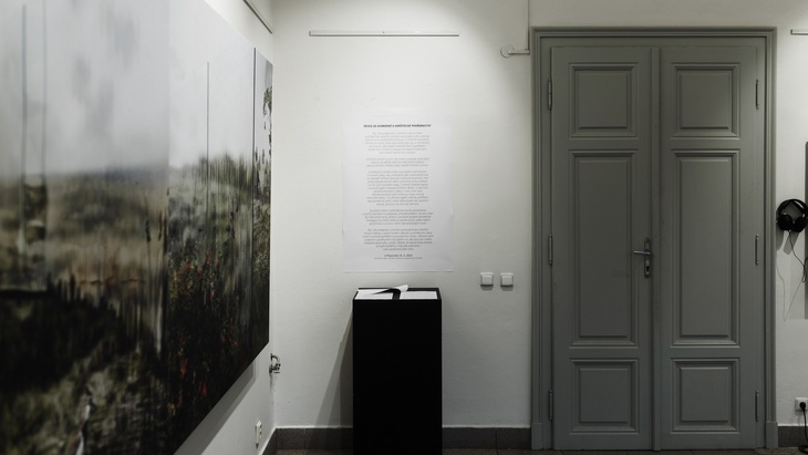 Fotografie z putovní výstavy Hřbitov bez hrobů; pietní biocentrum? v Brně (Foto: Jakub Gaňa)