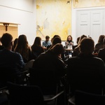 Fotografie z doprovodné diskuze s ekologem a krajinným inženýrem Vilémem Jurkem v rámci putovní výstavy Hřbitov bez hrobů; pietní biocentrum? v Brně (Foto: Jakub Gaňa) Fotografie z doprovodné diskuze s ekologem a krajinným inženýrem Vilémem Jurkem v rámci putovní výstavy Hřbitov bez hrobů; pietní biocentrum? v Brně (Foto: Jakub Gaňa)