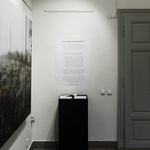 Fotografie z putovní výstavy Hřbitov bez hrobů; pietní biocentrum? v Brně (Foto: Jakub Gaňa) Fotografie z putovní výstavy Hřbitov bez hrobů; pietní biocentrum? v Brně (Foto: Jakub Gaňa)