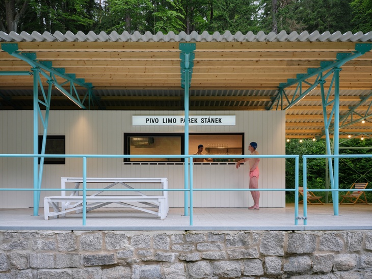 Pohled jižní, občerstvení. Foto: BoysPlayNice