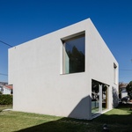 Z rozpočtových úvah, promýšlených omezení a zvažování toho, co je vlastně stavebně možné dosáhnout, se v Portugalsku zrodil Mami House. Dům, který se vyhýbá všednosti. Foto: Joao Morgado Z rozpočtových úvah, promýšlených omezení a zvažování toho, co je vlastně stavebně možné dosáhnout, se v Portugalsku zrodil Mami House. Dům, který se vyhýbá všednosti. Foto: Joao Morgado