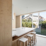 Hlavní vstup je umístěn na méně exponované straně pozemku. Vstupní prostor funguje jako přechod mezi veřejným a soukromým životem. Vstup podporuje přirozenou ventilaci. Foto: Joao Morgado Hlavní vstup je umístěn na méně exponované straně pozemku. Vstupní prostor funguje jako přechod mezi veřejným a soukromým životem. Vstup podporuje přirozenou ventilaci. Foto: Joao Morgado