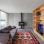 Půdorys je jednoduchý a funkční, s jasným oddělením denních a nočních zón. Dole, kde to žije přes den – obývací pokoj, kuchyň a jídelna – místnosti tvoří propojený prostor. Foto: Joao Morgado Půdorys je jednoduchý a funkční, s jasným oddělením denních a nočních zón. Dole, kde to žije přes den – obývací pokoj, kuchyň a jídelna – místnosti tvoří propojený prostor. Foto: Joao Morgado