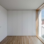 Soukromé pokoje, ložnice, jsou situovány do patra. Jednoduchý design, lokální materiály a funkční dispozice podporují komfort obyvatel. Úspory tu pohodlí nekompromitovaly. Foto: Joao Morgado Soukromé pokoje, ložnice, jsou situovány do patra. Jednoduchý design, lokální materiály a funkční dispozice podporují komfort obyvatel. Úspory tu pohodlí nekompromitovaly. Foto: Joao Morgado