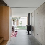 Dům má vyváženou energetickou bilanci. Nepřehřívá se, beton teplo pomalu akumuluje a slouží jako tepelná bariéra. O vytápění navíc se pak starají kamna. Foto: Joao Morgado Dům má vyváženou energetickou bilanci. Nepřehřívá se, beton teplo pomalu akumuluje a slouží jako tepelná bariéra. O vytápění navíc se pak starají kamna. Foto: Joao Morgado