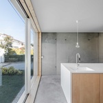 Technologické prvky jsou diskrétně integrovány do minimalistického interiéru. Instalace vody, elektřiny a odpadu jsou přístupné, ale vizuálně nenápadné. Foto: Joao Morgado Technologické prvky jsou diskrétně integrovány do minimalistického interiéru. Instalace vody, elektřiny a odpadu jsou přístupné, ale vizuálně nenápadné. Foto: Joao Morgado