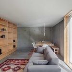 Nakonec se ale podařilo probít přes vyhlášky a regule až k úspěšnému dohotovení stavby. Dům s nápadně nízkým rozpočtem se dost možná stal inspirací pro zástavbu v okolí. Foto: Joao Morgado Nakonec se ale podařilo probít přes vyhlášky a regule až k úspěšnému dohotovení stavby. Dům s nápadně nízkým rozpočtem se dost možná stal inspirací pro zástavbu v okolí. Foto: Joao Morgado