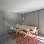 Monolitický beton a kompaktní dispozice poskytují stabilitu a dlouhou životnost. Stavba odolává povětrnostním vlivům a běžnému opotřebení. Foto: Joao Morgado Monolitický beton a kompaktní dispozice poskytují stabilitu a dlouhou životnost. Stavba odolává povětrnostním vlivům a běžnému opotřebení. Foto: Joao Morgado