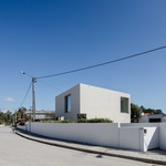 Stavba kombinuje nízký rozpočet s vysokou funkčností a jednoduchou estetikou. Dům je orientován tak, aby maximálně využíval denní světlo a zároveň poskytoval soukromí. Foto: Joao Morgado Stavba kombinuje nízký rozpočet s vysokou funkčností a jednoduchou estetikou. Dům je orientován tak, aby maximálně využíval denní světlo a zároveň poskytoval soukromí. Foto: Joao Morgado