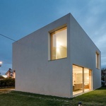 Lokalita, usazená na mírně svažitém terénu, umožňuje příjemný kontakt s venkovním prostorem. Každý detail stavby byl volen s ohledem na pohodlí obyvatel. Foto: Joao Morgado Lokalita, usazená na mírně svažitém terénu, umožňuje příjemný kontakt s venkovním prostorem. Každý detail stavby byl volen s ohledem na pohodlí obyvatel. Foto: Joao Morgado