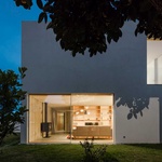 Okázalost, zdobnost, vnější detaily? Na ty se tu pochopitelně nehrálo. Celý objekt je co nejjednodušší, koncipovaný stavebně podobně jako bunkr, těleso z betonu. Foto: Joao Morgado Okázalost, zdobnost, vnější detaily? Na ty se tu pochopitelně nehrálo. Celý objekt je co nejjednodušší, koncipovaný stavebně podobně jako bunkr, těleso z betonu. Foto: Joao Morgado