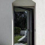 Beton byl pro architekta jasnou volbou. Odolný, ekonomický, kvalitní materiál, který umožňuje relativně rychlou stavbu. A ono minimalistické členění fasády? To snižuje nároky na údržbu. Foto: Joao Morgado Beton byl pro architekta jasnou volbou. Odolný, ekonomický, kvalitní materiál, který umožňuje relativně rychlou stavbu. A ono minimalistické členění fasády? To snižuje nároky na údržbu. Foto: Joao Morgado