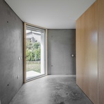 Je to stavba úsporná, ale nešetřilo se tu ve smyslu „za každou cenu“. Je to prostor k bydlení, který je praktický, funkční. Kompaktní kubický tvar maximalizuje využitelný vnitřní prostor při omezeném půdorysu. Foto: Joao Morgado Je to stavba úsporná, ale nešetřilo se tu ve smyslu „za každou cenu“. Je to prostor k bydlení, který je praktický, funkční. Kompaktní kubický tvar maximalizuje využitelný vnitřní prostor při omezeném půdorysu. Foto: Joao Morgado