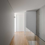 Kubická forma betonové skořepiny chrání prostory před rušným okolím a zajišťuje soukromí obyvatelům. Dům působí robustně, ale zároveň útulně uvnitř. Nechybí tu pocit bezpečí a pohodlí. Foto: Joao Morgado Kubická forma betonové skořepiny chrání prostory před rušným okolím a zajišťuje soukromí obyvatelům. Dům působí robustně, ale zároveň útulně uvnitř. Nechybí tu pocit bezpečí a pohodlí. Foto: Joao Morgado