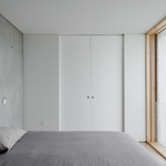 Pocit „bunkrovitosti“ je tu docela omezený. Přiznaný beton stěn sice promlouvá do interiéru na každém kroku, ale nechybí tu přirozené denní světlo. Foto: Joao Morgado Pocit „bunkrovitosti“ je tu docela omezený. Přiznaný beton stěn sice promlouvá do interiéru na každém kroku, ale nechybí tu přirozené denní světlo. Foto: Joao Morgado