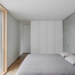 O přísun denního světla se starají velkoformátová okna v přízemí a patře. V přízemí jsou současně prostupem z kuchyně na zahradu, takže Mami House nepůsobí ani uzavřeným dojmem. Foto: Joao Morgado O přísun denního světla se starají velkoformátová okna v přízemí a patře. V přízemí jsou současně prostupem z kuchyně na zahradu, takže Mami House nepůsobí ani uzavřeným dojmem. Foto: Joao Morgado