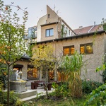 Na zahradě dávají lišky dobrou noc, v přestavěné městské kočárovně už ale kopyta neklapou. Foto: Frank Sperling