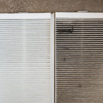 Obr. Na obrázku vlevo nový nepoužitý filtr a vpravo filtr, který je v provozu 3 měsíce. To ukazuje, jak je důležité pravidelně měnit filtry, aby byl vzduch čistý. Nenechte se ale zmást. I filtr, který vypadá jako ten vlevo, může být znečištěný. Dbejte proto na pravidelnou výměnu filtrů v každém případě. Zdroj: Zehnder Group AG