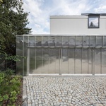 Pasáž vstupu, garáže vlevo. Foto: Martin Čeněk