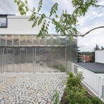 Pasáž vstupu, garáže vpravo. Foto: Martin Čeněk