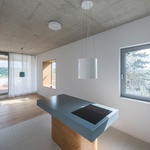 Varný ostrov kuchyně vstupního patra. Foto: Martin Čeněk