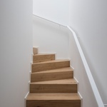 Schodiště mezonetu do podkroví. Foto: Martin Čeněk