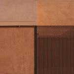 Z pevné formy domu je vyříznut prázdný prostor, který vytváří otevřený vstup do dvora, uzavřený velkou posuvnou branou. Kuchyně, jídelna a obývací pokoj, uspořádané na jedné úrovni, sdílejí velkorysý prostor, který se symetricky otevírá na sever, východ a západ. Foto: Clemens Poloczek