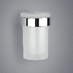 Doplňky Pure značky JIKA jsou elegantní a vhodně doplňují různorodé koupelnové interiéry. Na pohled i na dotek nadchnou příjemným povrchem sametově hebkého skla. K dostání je široká nabídka produktů od držáku na kartáčky po mýdlenky. Zdroj: JIKA – Laufen CZ